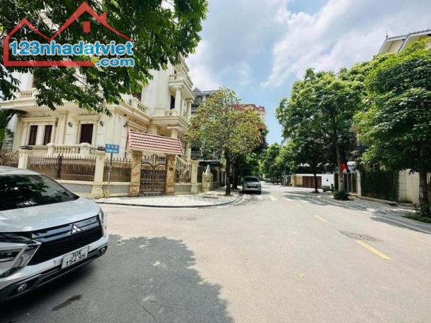 Bán gấp Biệt thự Vường Đào Tây Hồ, Diện Tích 200m2. Mặt tiền 15m2, Giá 100 tỷ
