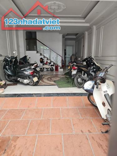 Bán CCMN dòng tiền gần cầu Vĩnh Tuy 95m 6T MT5.2m giá 16 tỷ thang máy, ô tô qua nhà - 2