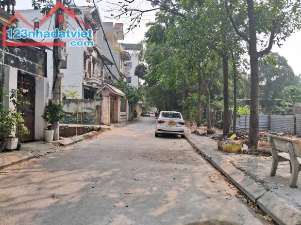BÁN ĐẤT TẶNG NHÀ CẤP 4 LONG BIÊN - Ô TÔ TRÁNH - VÀI BƯỚC RA HỒ THẠCH BÀN - GẦN AEON MALL - 1
