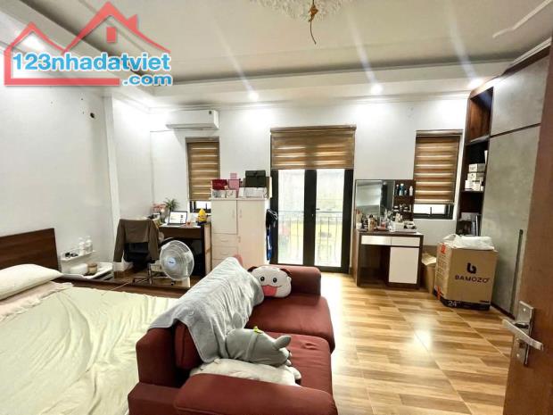 Bán Nhà Phố Láng Hạ – 5 Tầng, Mặt Tiền 5.7m, View Sân Chơi Thoáng – Chỉ 11.6 Tỷ!