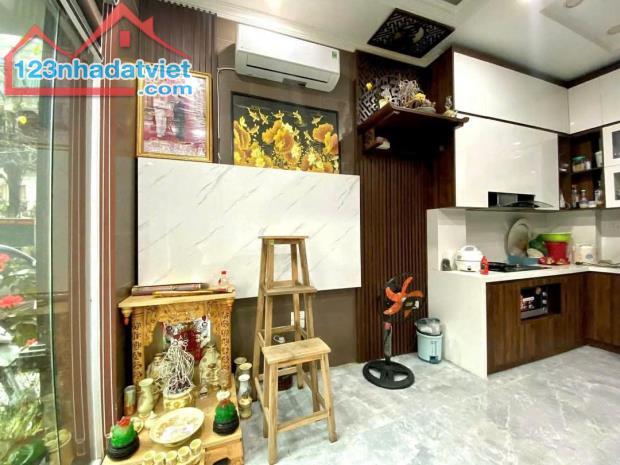 Bán Nhà Phố Láng Hạ – 5 Tầng, Mặt Tiền 5.7m, View Sân Chơi Thoáng – Chỉ 11.6 Tỷ! - 1