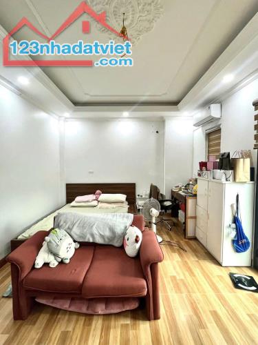 Bán Nhà Phố Láng Hạ – 5 Tầng, Mặt Tiền 5.7m, View Sân Chơi Thoáng – Chỉ 11.6 Tỷ! - 2