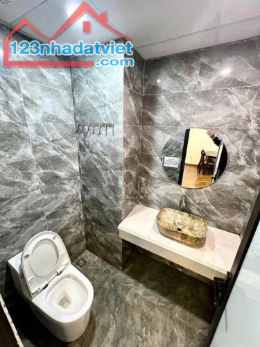 Bán nhà Nguyễn Cảnh Dị, Hoàng Mai, dt: 60m2, giá: 17.7 tỷ, 4 tầng, mt: 4.3m, đường 3 ô tô - 1