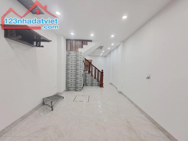 Chính chủ bán gấp nhà ô tô gần  ngõ 1 Bùi Xương Trạch, Thanh Xuân. DT: 38m2 – 5 tầng. 6,9 - 3