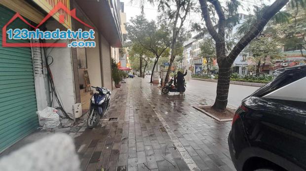 Bán Nhà Mặt Phố Lạc Long Quân Tây Hồ 200m2T MT10,5m Vỉa Hè VIEW Hồ 125 Tỷ Lạc Long Quân. - 2