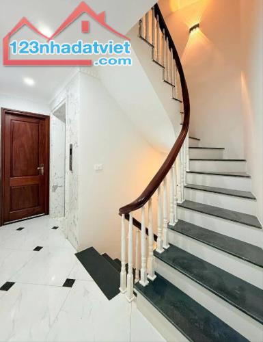 CẦN BÁN NHÀ MẶT PHỐ MINH KHAI, HAI BÀ-DT 56m2, 6 TẦNG THANG MÁY . GIÁ CHÀO 2x TỶ - 3