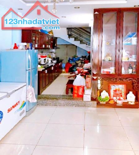 Bán nhà QUẬN 10, hẻm rộng 5.5 m, Cách Mạng Tháng Tám, chiều dài bát ngát 15.4 m, Giá 7.5