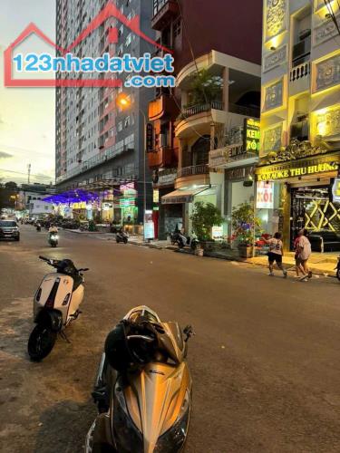 Bán nhà ngang 8m4 mặt tiền đường Nguyễn Đình Chiểu - Nha Trang( view biển)