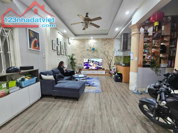 BÁN NHÀ PHỐ THÁI THỊNH, Ô TÔ ĐỖ CỬA, LÔ GÓC, TIỆN ÍCH ĐỈNH, 41M2, 4 TẦNG, GIÁ 13.2 TỶ.