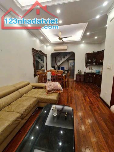 Cho thuê nhà Ngõ Quỳnh, Thanh Nhàn, Hai Bà Trưng 50m x 4T giá 15.5tr, nhà rất đẹp, đủ đồ