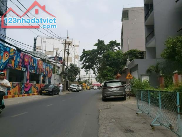 Bán nhà hẻm xe hơi đường Lê Quang Định- Phạm Văn Đồng, rất đẹp, 76M²x5 Tầng, 5Pn