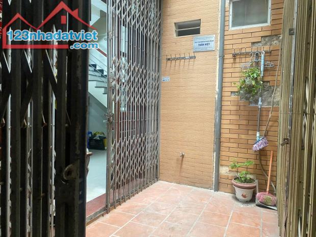 BÁN NHÀ ĐẸP ĐỐNG ĐA THỊNH QUANG 31M 5 TẦNG MT4M YÊN TĨNH GẦN TRƯỜNG CHỢ Ở SƯỚNG CHỈ 6.35 - 3