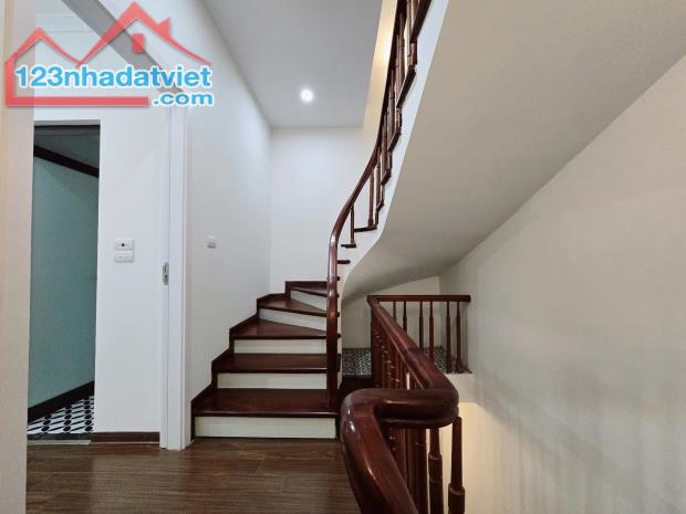 Nhỉnh 8 tỷ nhà đẹp 5 tầng Cầu Giấy - 3