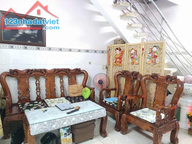 BÁN NHÀ KV LÊ VĂN LƯƠNG Q7 MT  8M - 32m2 5PN + SÂN THƯỢNG NHỈNH 4TỶ TL - 1