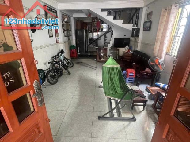 BÁN NHÀ KV LÊ VĂN LƯƠNG Q7 MT  8M - 32m2 5PN + SÂN THƯỢNG NHỈNH 4TỶ TL - 2