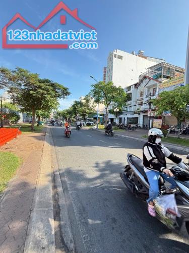 Nhà hẻm xe hơi đường Đồng Đen, phường 11 Quận Tân Bình