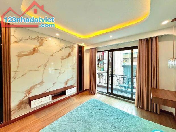 BÁN NHÀ THỊNH QUANG ĐỐNG ĐA- 32M- 6,4 TỶ- KINH DOANH - ÔTÔ ĐỖ CỬA - NGÕ THÔNG - 2