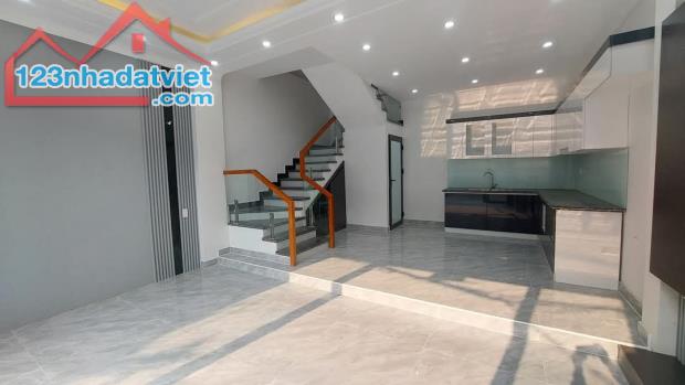 Bán gấp nhà 4,5tầng,  Miếu Hai Xã, Dư Hàng Kênh, Lê Chân. 4,65tỷ. 43m2. Đường 4,5m.
