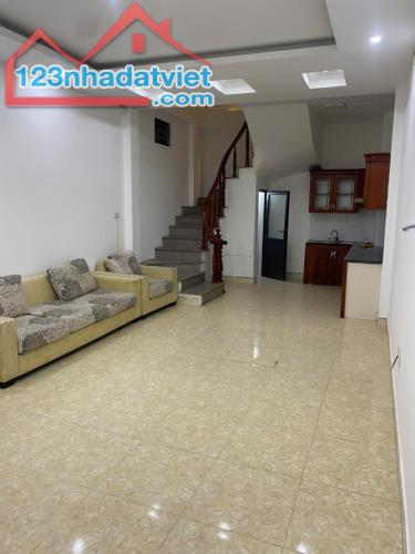 CHÍNH CHỦ CẦN BÁN NHÀ 5 TẦNG TẠI NGUYỄN VĂN CỪ - LONG BIÊN - HÀ NỘI.