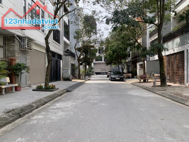 BÁN NHÀ ĐẸP 84M - KHU ĐẤU GIÁ VIỆT HƯNG - 5 TẦNG, THANG MÁY - GIÁ CHỈ 25.1 TỶ! - 1