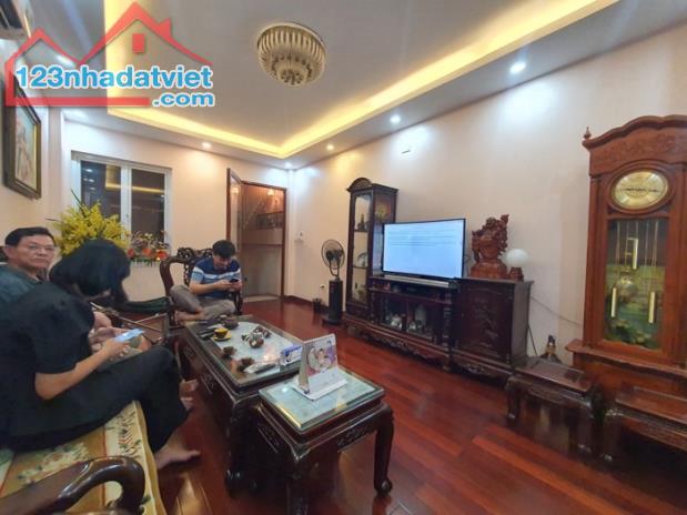 🔥 BÁN NHÀ MẶT PHỐ LÊ VĂN HIẾN – KINH DOANH SẦM UẤT – 2 MẶT THOÁNG VĨNH VIỄN 🔥  🏡 Vị trí