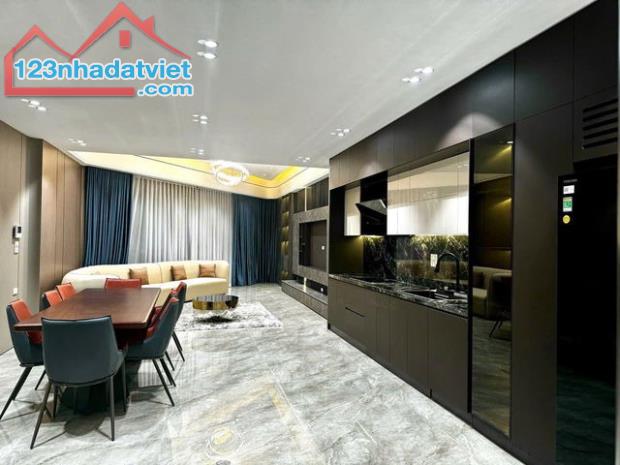Bán nhà mặt phố Hồng Tiến Long biên 62m sử dụng 75m 8T MT8m giá 38.6 tỷ vỉa hè 5m gara ô t
