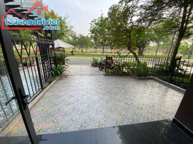 NHÀ PHỐ MẶT CÔNG VIÊN 6X15.KDC VIP.HỖ TRỢ VAY 80%.CHÍNH CHỦ.SHR