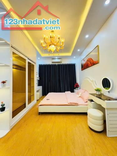 Trung tâm Đống Đa 32 mét, 4 tầng, 3 ngủ, sổ đỏ cc, nhà mới đẹp, thoáng sáng chỉ 5,89 tỷ - 2