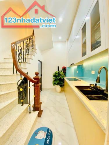 Trung tâm Đống Đa 32 mét, 4 tầng, 3 ngủ, sổ đỏ cc, nhà mới đẹp, thoáng sáng chỉ 5,89 tỷ - 4