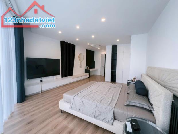 Đội Cấn, Mặt hồ Đầm Tròn, Nội thất Châu Âu, 8 tầng TM. 57m2, MT 5,5m. Chỉ 28 tỷ - 1