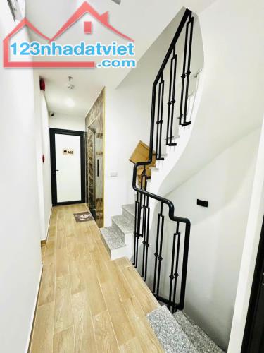 CCMN LÔ GÓC CẦU GIẤY 7 TẦNG 55M2 THANG MÁY MT 3.6M Giá 18.5 TỶ. - 2