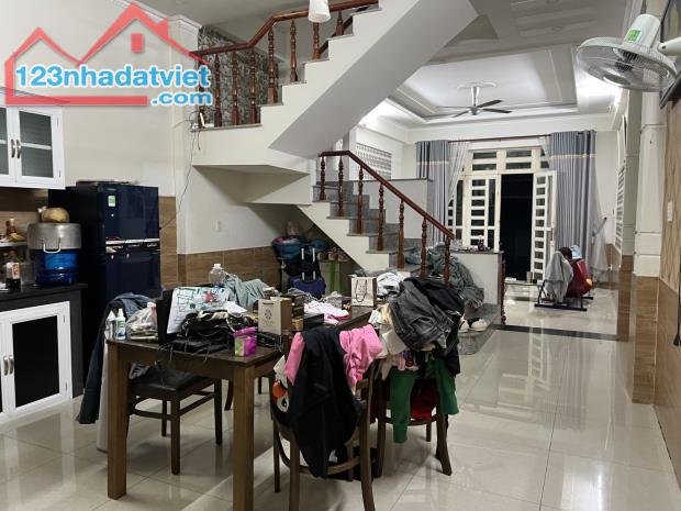 Bán nhà 2 Lầu 114m2 đường xe hơi thông, gần Siêu thị Go Dĩ An,giáp Thủ Đức