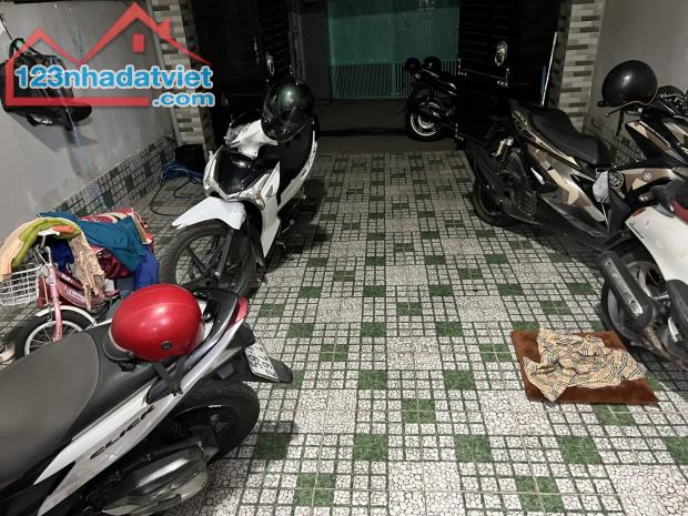 Bán nhà 2 Lầu 114m2 đường xe hơi thông, gần Siêu thị Go Dĩ An,giáp Thủ Đức - 1
