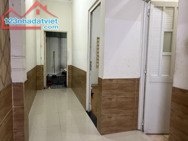 Bán nhà 2 Lầu 114m2 đường xe hơi thông, gần Siêu thị Go Dĩ An,giáp Thủ Đức - 2