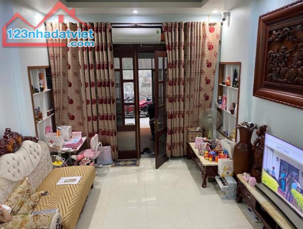 Cần bán nhà phố TRƯƠNG ĐỊNH  , #40m2 , chỉ hơn 7 tỷ , 6 tầng , ô tô vào tậ cửa , cókaraoke