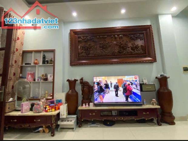 Cần bán nhà phố TRƯƠNG ĐỊNH  , #40m2 , chỉ hơn 7 tỷ , 6 tầng , ô tô vào tậ cửa , cókaraoke - 1