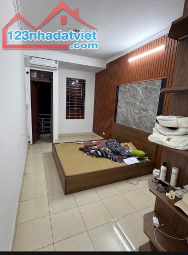 Cần bán nhà phố TRƯƠNG ĐỊNH  , #40m2 , chỉ hơn 7 tỷ , 6 tầng , ô tô vào tậ cửa , cókaraoke - 2