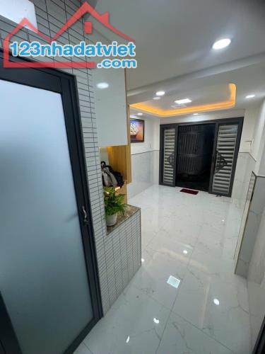 NHỎ NHỎ XINH XINH 16m2 Nhà 3 tầng - Trần hưng đạo P.5 Quận 5 giá 3,18 tỷ - 3
