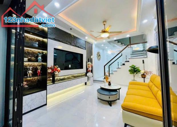 BÁN NHÀ CẦU LỦ – VŨ TÔNG PHAN Vị Trí Hiếm, Vài bước Ô tô, Trước nhà 3M, có sân để xe rộng
