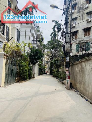 Ô TÔ TRÁNH - NHÀ MỚI KOONG - KIM ĐỒNG, HOÀNG MAI 	•	DT: 65m², Giá: 20 tỷ 	•	Nhà 5 tầng, th
