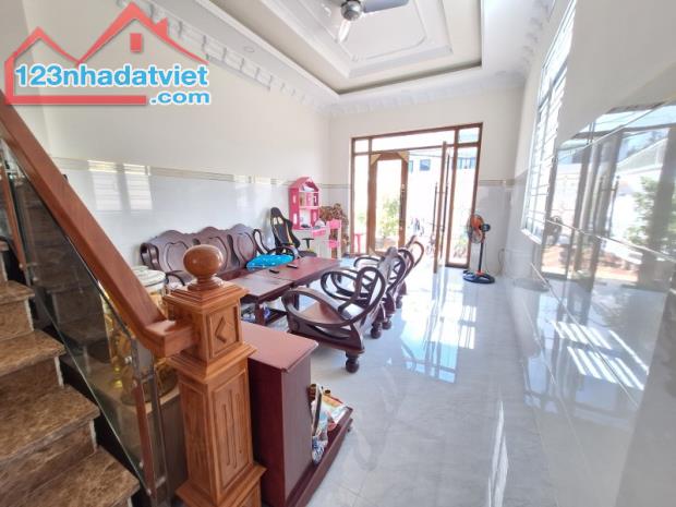 Bán nhà mặt phố Q.9, 100m², 3 tầng, 4PN, 8.6 tỷ, sổ hồng
```