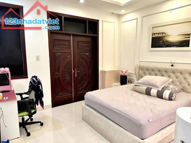 Bán nhà mặt phố Q.9, 100m², 3 tầng, 4PN, 8.6 tỷ, sổ hồng
``` - 2