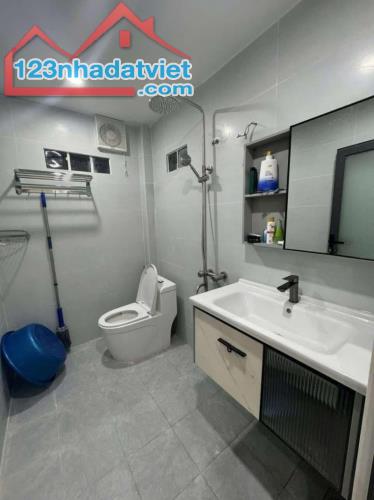 Bán nhà mặt phố Q.9, 100m², 3 tầng, 4PN, 8.6 tỷ, sổ hồng
``` - 3