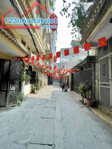 Minh Khai 29m2 5 tầng 3 ngủ, nhà dân mới đẹp, ngõ to ô tô tránh, gần đại học Bách Kinh Xây