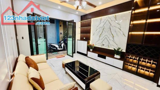 Bán nhà dân xây Lạc Long Quân, dt 35m x 5 tầng đủ công năng ở sướng giá hơn 5 tỷ