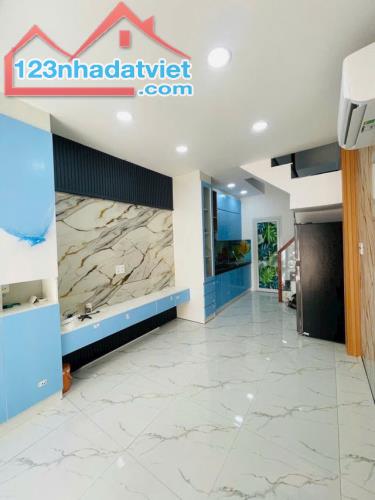 BÁN NHÀ HẺM NGUYỄN CẢNH CHÂN, QUẬN 1 - 28M2, 2 TẦNG, 3PN, 3WC - GIÁ 5.8 TỶ - SỔ HỒNG - 1