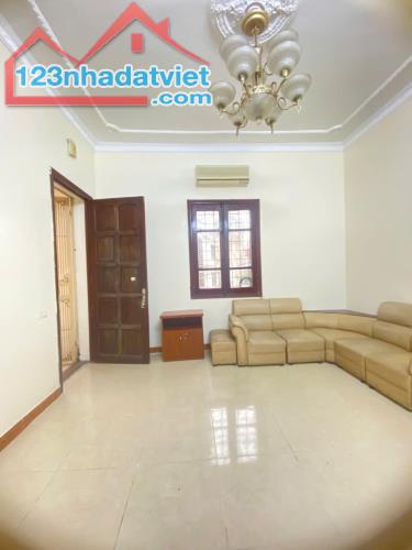 Bán nhà tập thể Nguyễn Chí Thanh, 70m, tầng 2, hơn 4 tỷ.