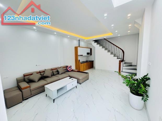 Nhà mới trung tâm phường Giang Biên,cách mặt phố 30m, chủ tặng full nội thất, giá nhỉnh 5T