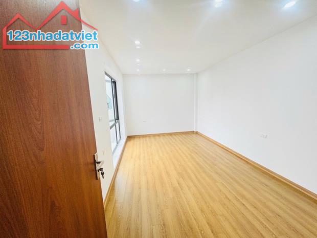 Nhà mới trung tâm phường Giang Biên,cách mặt phố 30m, chủ tặng full nội thất, giá nhỉnh 5T - 1