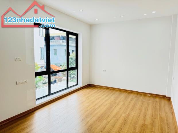 Nhà mới trung tâm phường Giang Biên,cách mặt phố 30m, chủ tặng full nội thất, giá nhỉnh 5T - 2